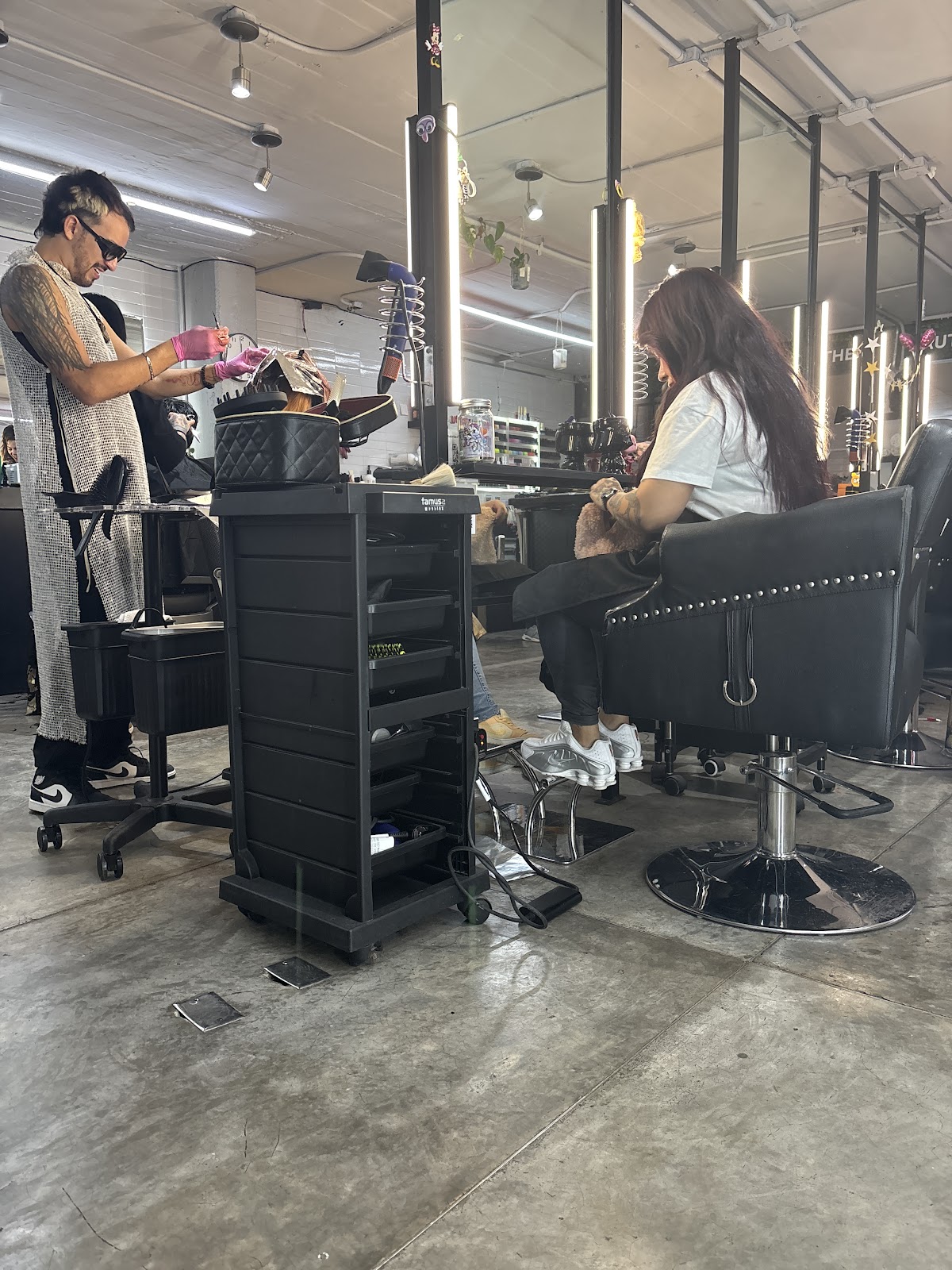 Profesional de Pame Voguel Studio aplicando un servicio de color